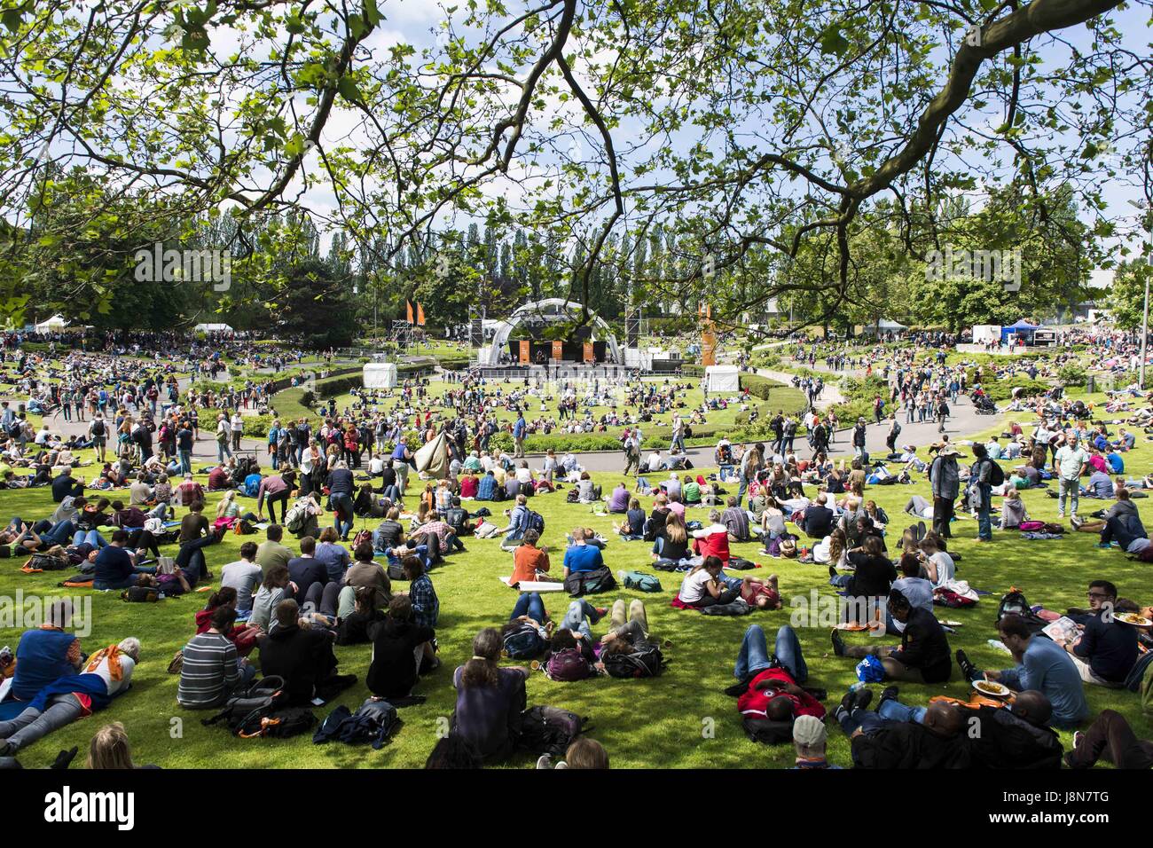 Berlin, Berlin, Germania. 26 Maggio, 2017. Le persone che si godono il sole in Summergarden della fiera di Berlino durante la trentaseiesima Chiesa protestante di Germania congresso che si svolgerà a Berlino e a Wittenberg dal 24 al 28 maggio 2017 sotto lo slogan "mi vedi" [Tedesco: "u siehst mich' Credit: Jan Scheunert/ZUMA filo/Alamy Live News Foto Stock