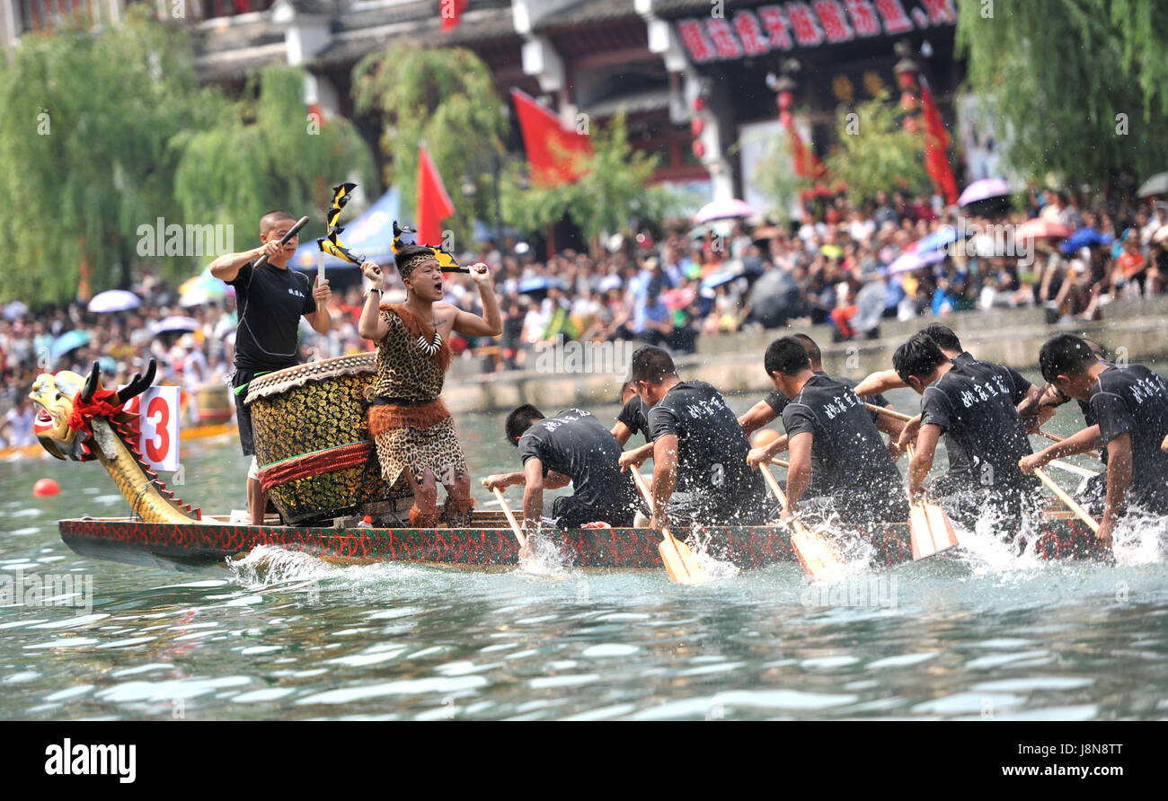 Zhenyuan. Il 30 maggio 2017. I partecipanti prendono parte a una gara di dragon boat detenute nel fiume Wuyang di Zhenyuan County, a sud-ovest della Cina di Guizhou, 30 maggio 2017, per celebrare il Dragon Boat Festival. Credito: Ning Jian/Xinhua/Alamy Live News Foto Stock