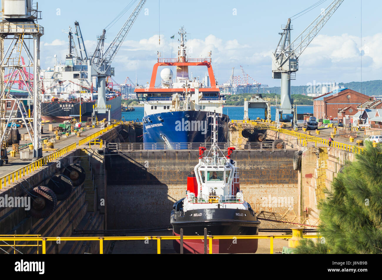 Le navi in bacini di carenaggio riparazioni paesaggio di manutenzione al porto di Durban Sudafrica, Foto Stock