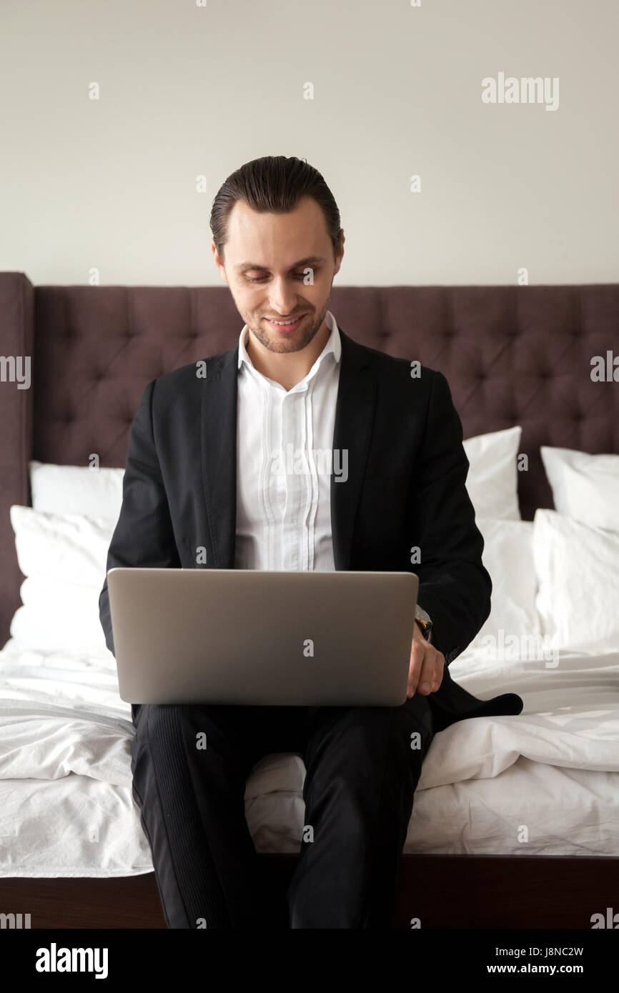 Business Lavoro turistico sul computer portatile in camera di albergo Foto Stock