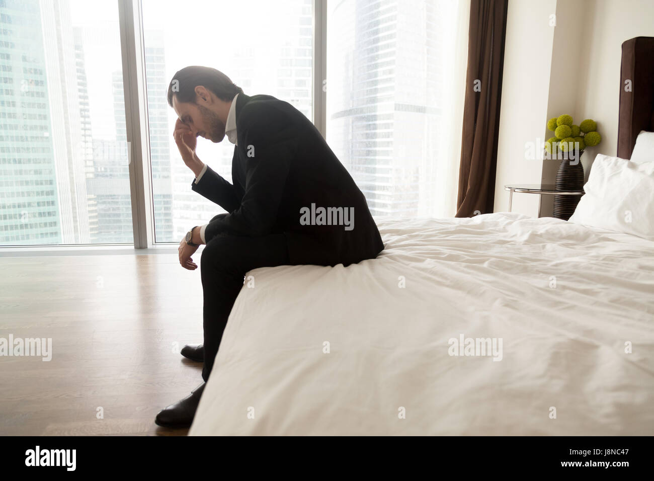 L'uomo pensa al problema a casa di prima mattina Foto Stock