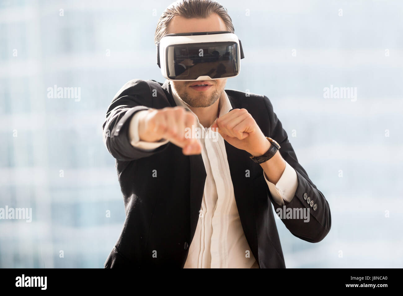 L'uomo boxe con occhiali per realtà virtuale sulla testa Foto Stock