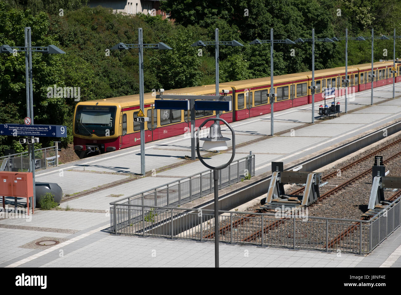 Berlino, Germania - 27 maggio 2017: S-Bahn al terminal stazione ferroviaria Olympiastadion (Stadio Olimpico di Berlino, Germania. Foto Stock