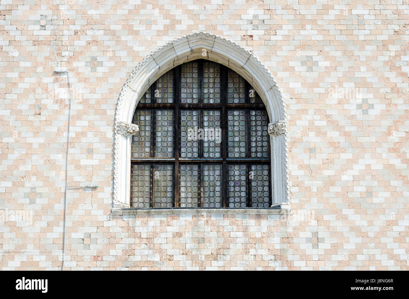 Dettagli architettonici del gotico veneziano lancet arch finestra con pattern di Moresco muratura del Palazzo Ducale di Venezia, Italia Foto Stock