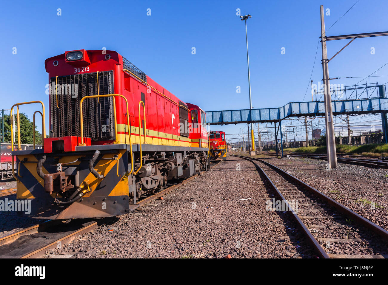 Treni locomotive macchine diesel di binari ferroviari paesaggio. Foto Stock