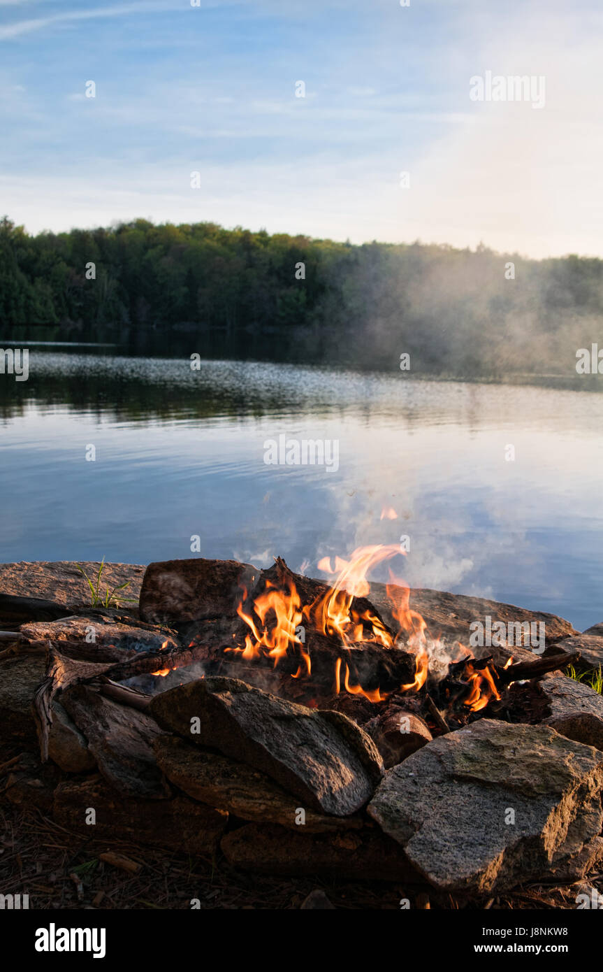 Il fuoco su un lago in Haliburton County Ontario Canada Foto Stock