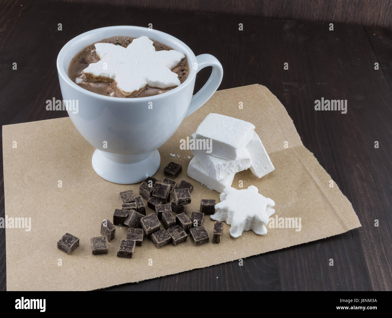 Angolo di visione di cioccolato caldo con fatti in casa Marshmallows e aggiungete pezzetti di cioccolato Foto Stock