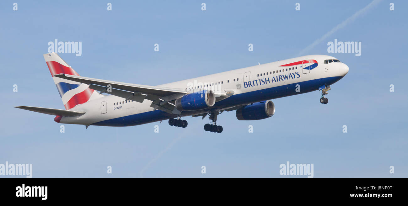 British Airways Boeing 767 G-BZHC sull approccio finale all aeroporto di Heathrow LHR Foto Stock