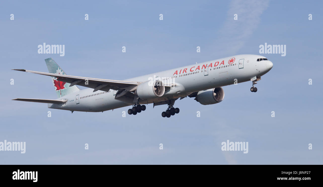 Air Canada Boeing 777 C-FIUW sull approccio finale all aeroporto di Heathrow LHR Foto Stock