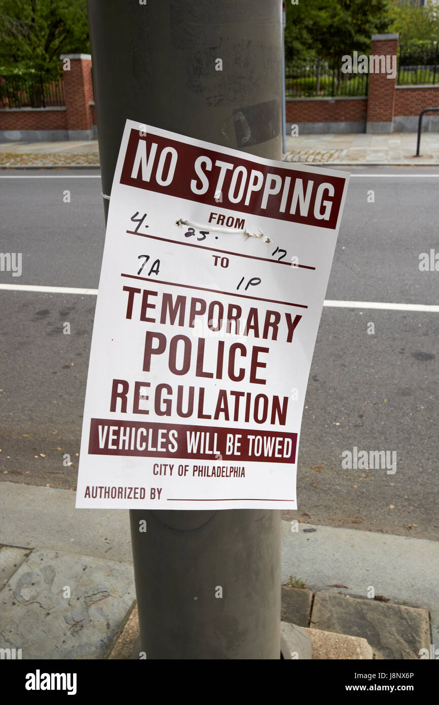 Temporanea regolamento di polizia cartone firmare alcun arresto veicoli dovranno essere trainato Philadelphia STATI UNITI D'AMERICA Foto Stock