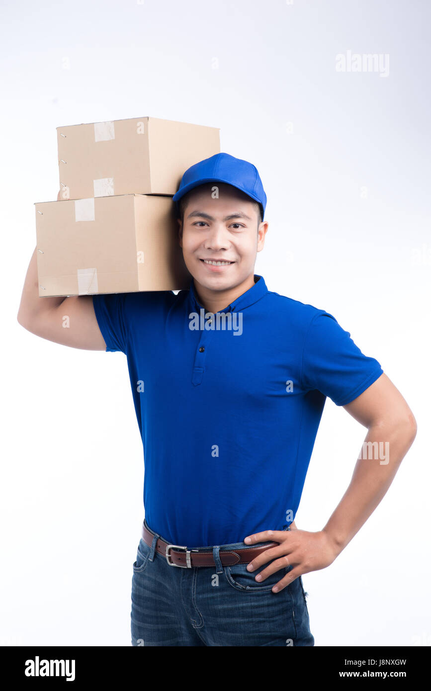Persona di consegna. Asian portalettere con casella di pacchi. Recapito postale del servizio. Sfondo bianco. Foto Stock