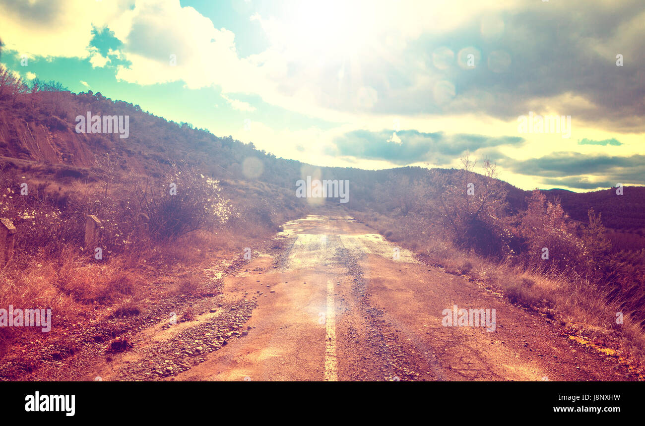 Asfalto e concetto di viaggio.Old Road e sunset.in stile vintage Foto Stock
