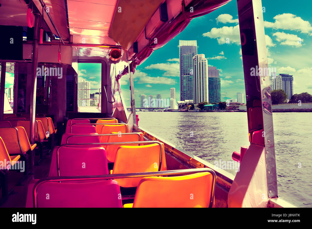 Bangkok City.del Fiume Chao Praya e barca.grattacielo Foto Stock