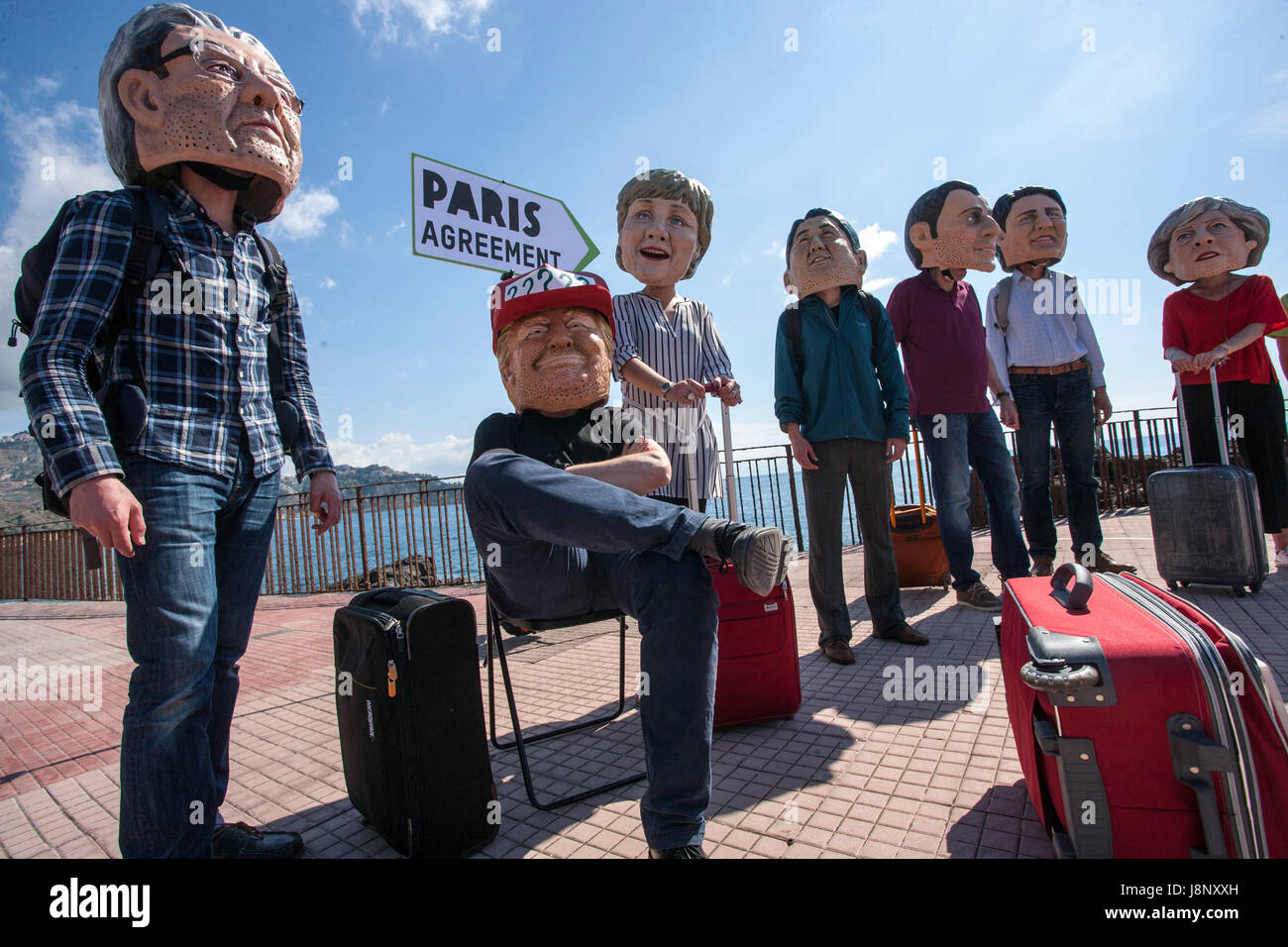 Taormina, Italia. 26 Maggio, 2017. Oxfam dell azione contro Donald Trump's indecisione di Parigi sul clima accordo. Credito: Antonio Melita/Pacific Press/Alamy Live News Foto Stock