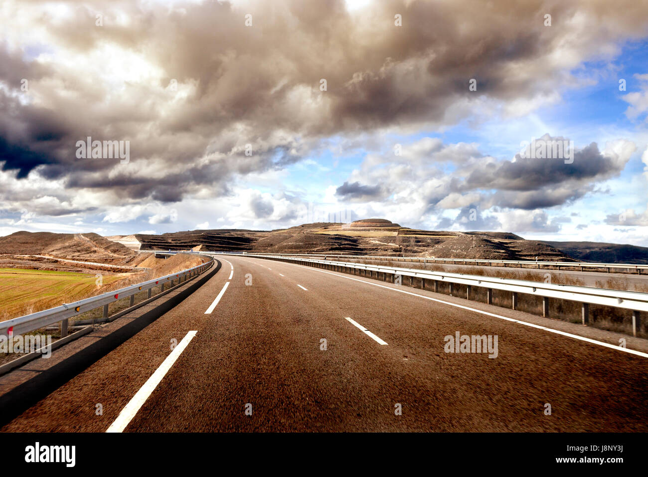 Asfalto e concetto di viaggio.su strada e il tramonto. Foto Stock