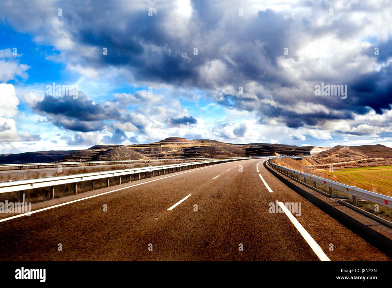 Asfalto e concetto di viaggio.su strada e il tramonto. Foto Stock