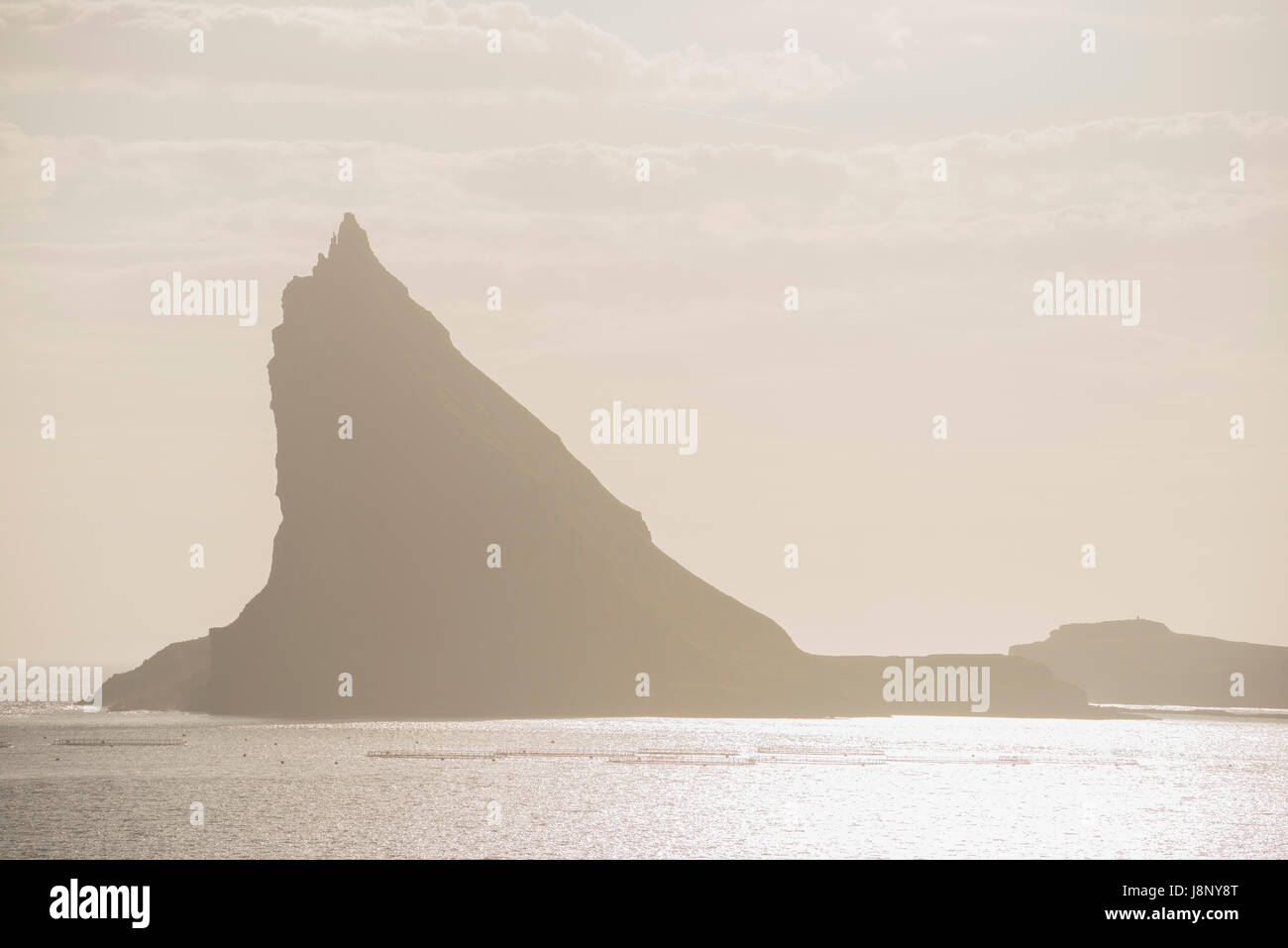 Silhouette di montagna con il mare Foto Stock