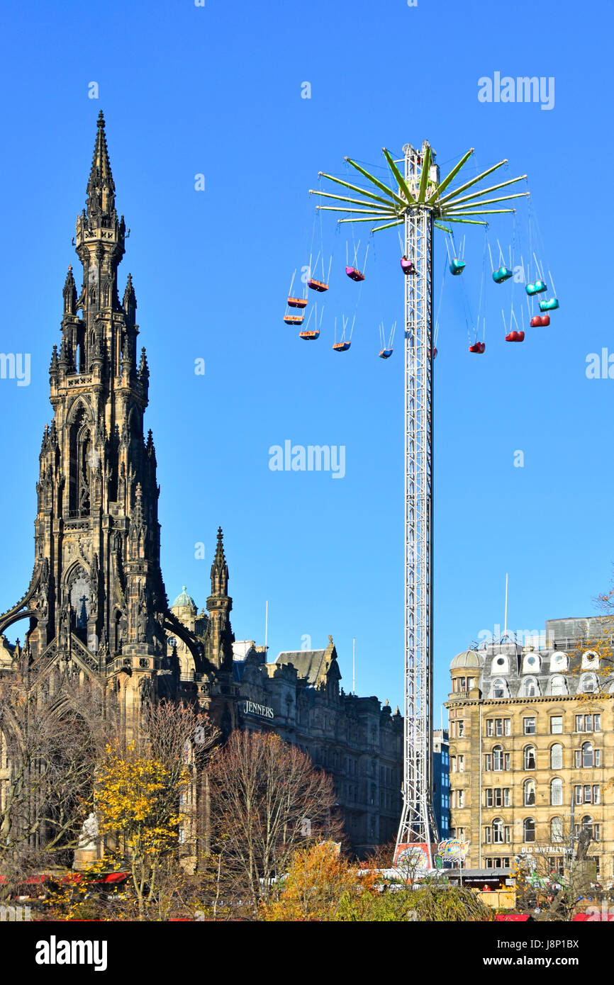 Edimburgo star flyer tipo fairground ride operando accanto al Vittoriano Monumento Scott all'europeo annuale del mercato di Natale di Princes Street Gardens Foto Stock