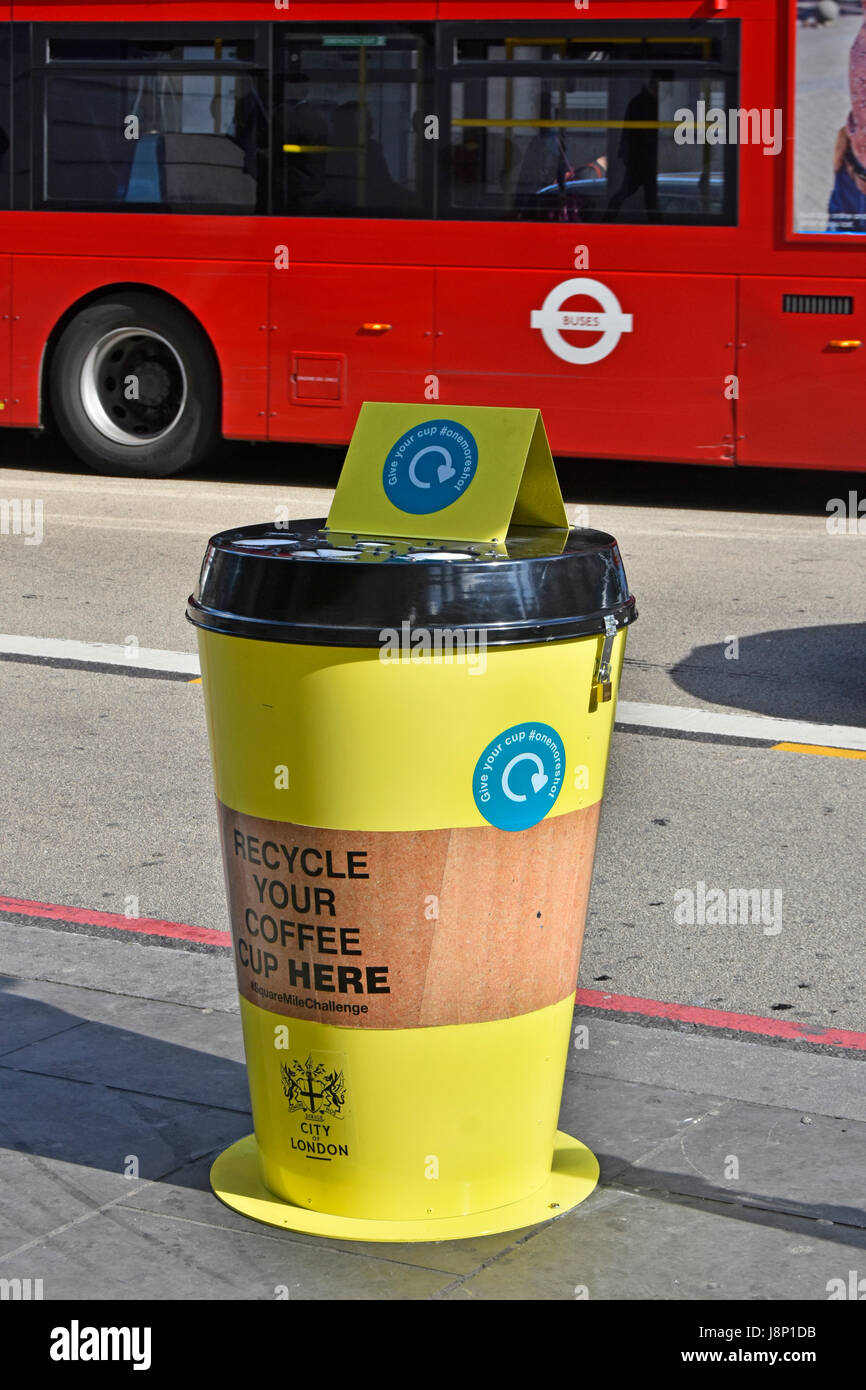 Tazza di caffè cucciolata speciale cestino per il riciclaggio di carta tazze da caffè in bidoni gialli sul marciapiede di Città di Londra Inghilterra Regno Unito sulla base di prova bus londinese oltre Foto Stock Tazza di caffè cucciolata speciale cestino per il riciclaggio di carta tazze da caffè in bidoni gialli sul marciapiede di Città di Londra Inghilterra Regno Unito sulla base di prova bus londinese oltre Foto Stock