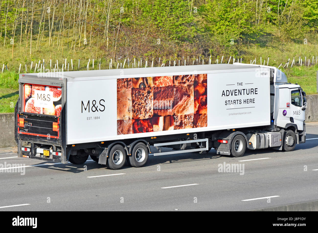 Gist hgv autocarro autocarro della catena logistica che fornisce la distribuzione di cibo a M&S negozi con un rimorchio pubblicità Marks & Spencer Pane PRODOTTI NEL REGNO UNITO Foto Stock