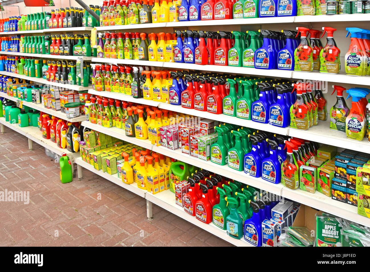 Display negozio di giardinaggio in plastica chimica bottiglie spray come erbicidi e Pest Control di bug, generale giardino pesticidi e altri prodotti chimici nel Regno Unito e spray Foto Stock