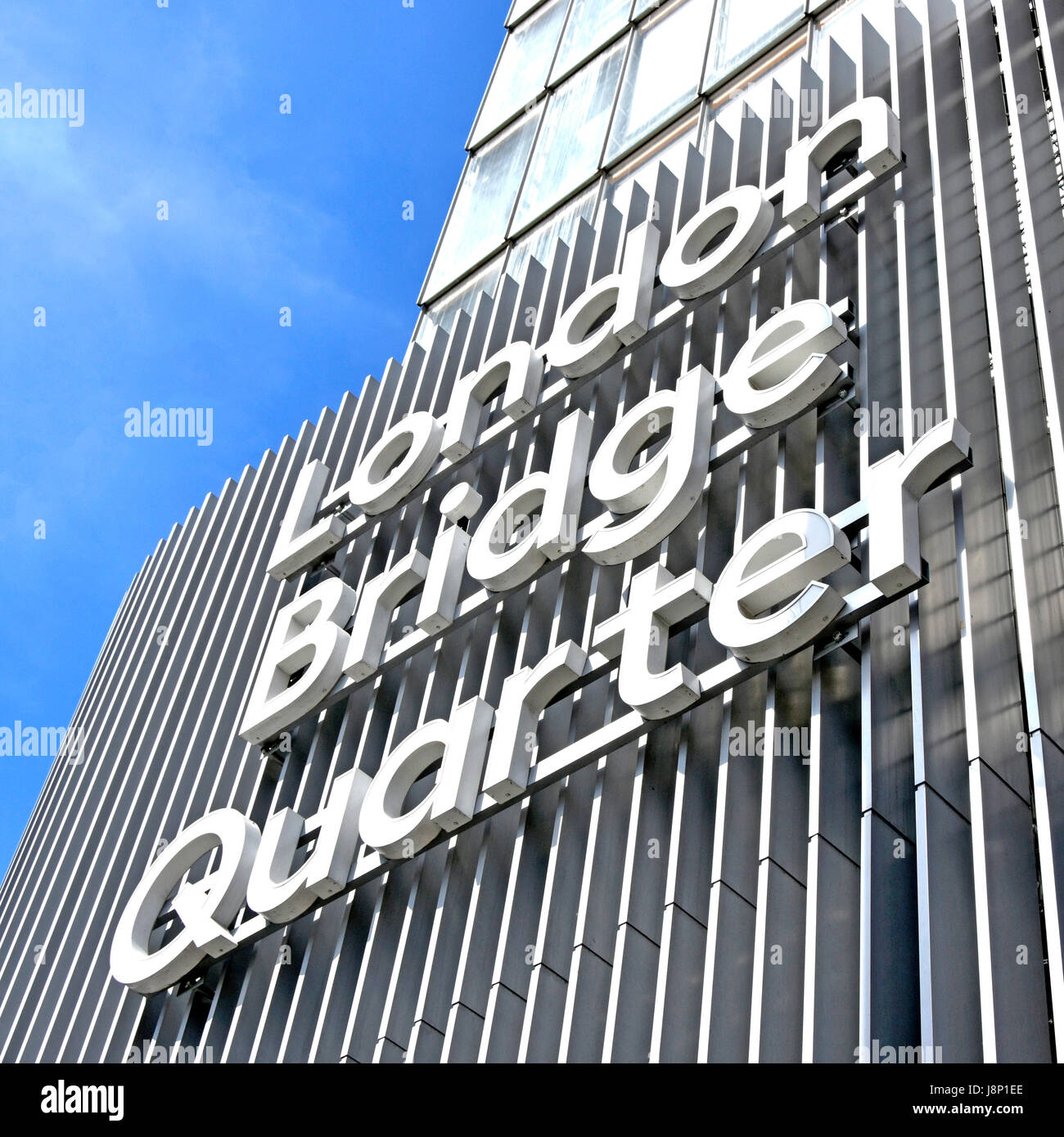 London Bridge quarto segno sulla costruzione facente parte del London Bridge quarto di sviluppo che include anche adiacente grattacielo Shard building Foto Stock