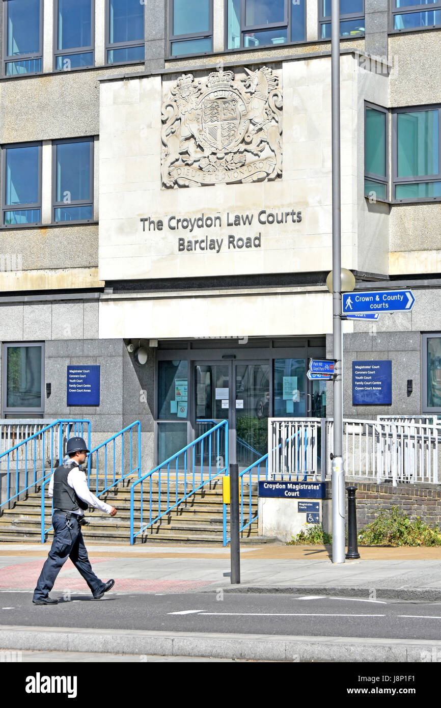Regno Unito funzionario di polizia in uniforme al di fuori di Londra Croydon Tribunali edificio che ospita Croydon Pretura, Croydon coroner Corte Corte della gioventù Foto Stock
