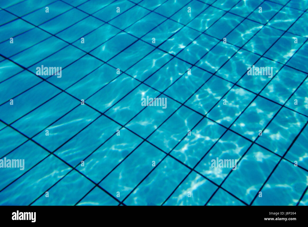 Sullo sfondo la luce subacquea patterns in chiaro la piscina. Foto Stock