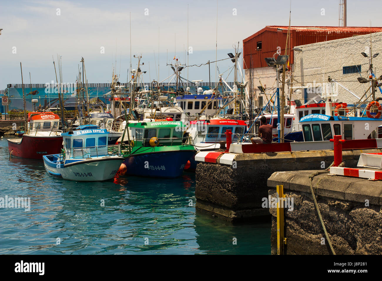 Barche colorate confezionate in porto e marina a Los Cristianos ferry terminal in Tenerife in una calda giornata estiva Foto Stock