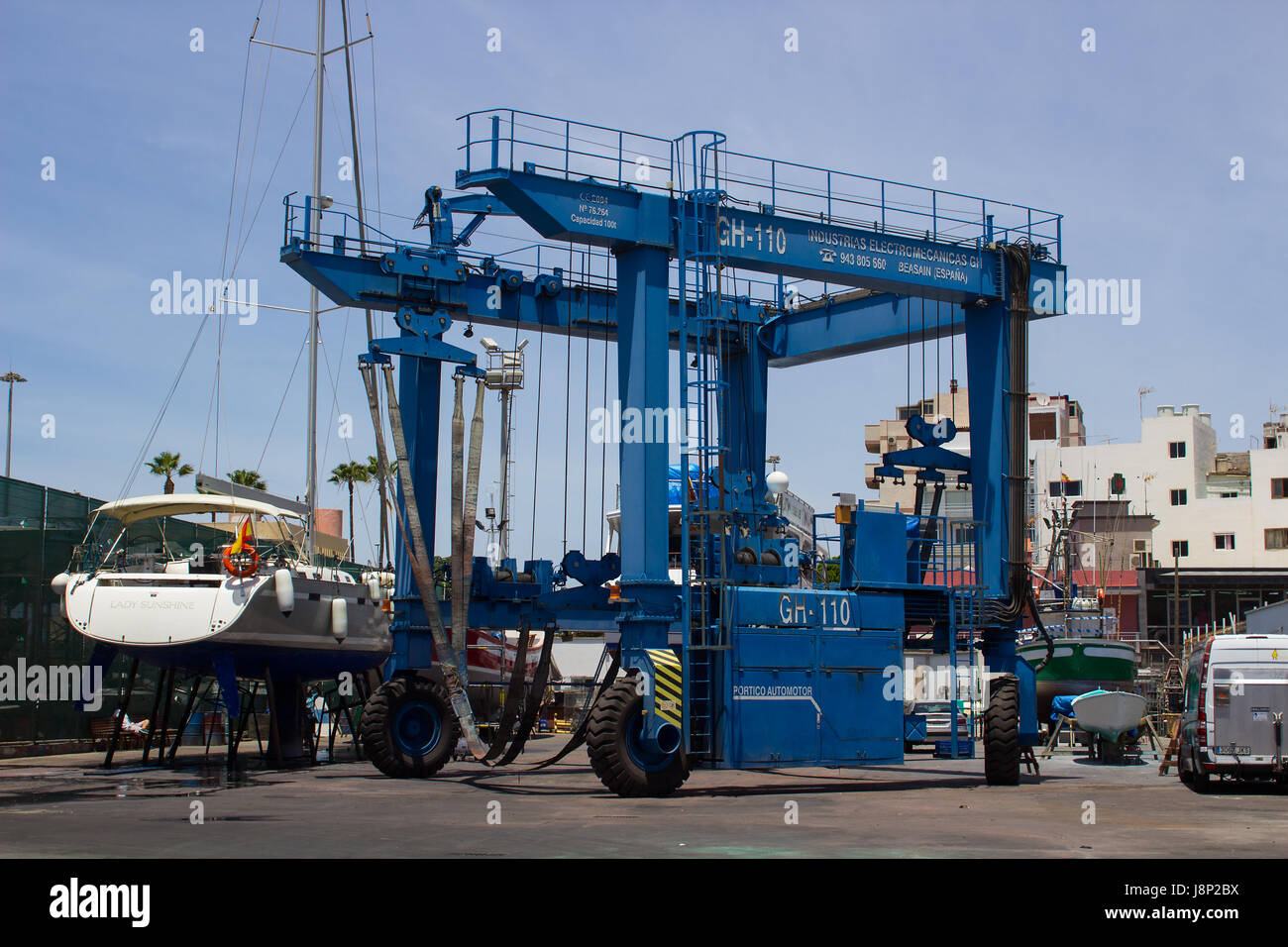 La marina grande gru nel cantiere navale a Los Cristianos Ferry Terminal e marina sull'isola di Teneriffe nelle Canarie Foto Stock