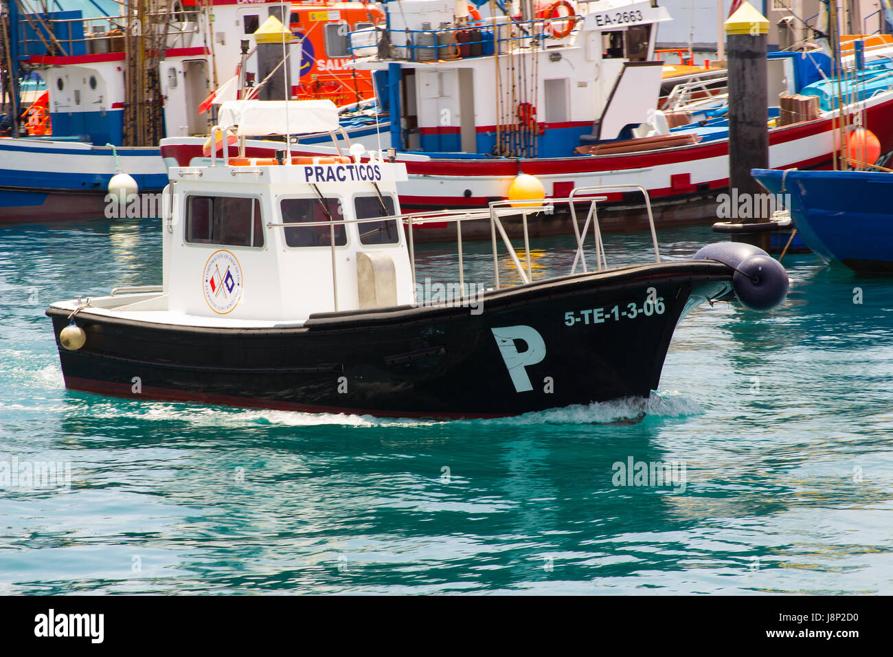 Il porto locale pilota di ritorno in barca per il suo ormeggio nel terminal del traghetto marina a Los Cristianos sull isola di Teneriffe nelle Canarie Foto Stock