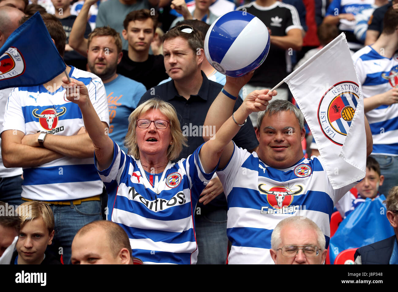 La lettura di fans in stand durante il cielo scommessa campionato play-off finale allo stadio di Wembley, Londra. Foto Stock