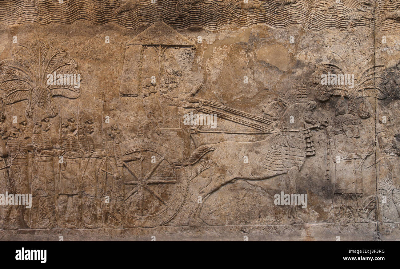 La campagna in Iraq meridionale. Il re nel suo carro. Assira, 640-620 A.C. Ninive, Palazzo Sud-Ovest. L'Iraq. British Museum. Londra. Foto Stock
