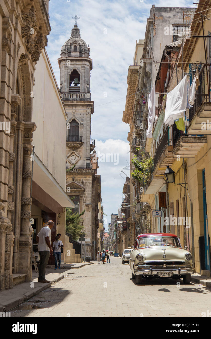 Strette stradine della Vecchia Havana Foto Stock