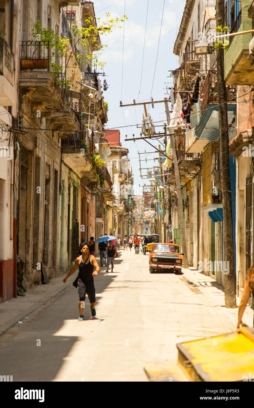Strette stradine della Vecchia Havana Foto Stock