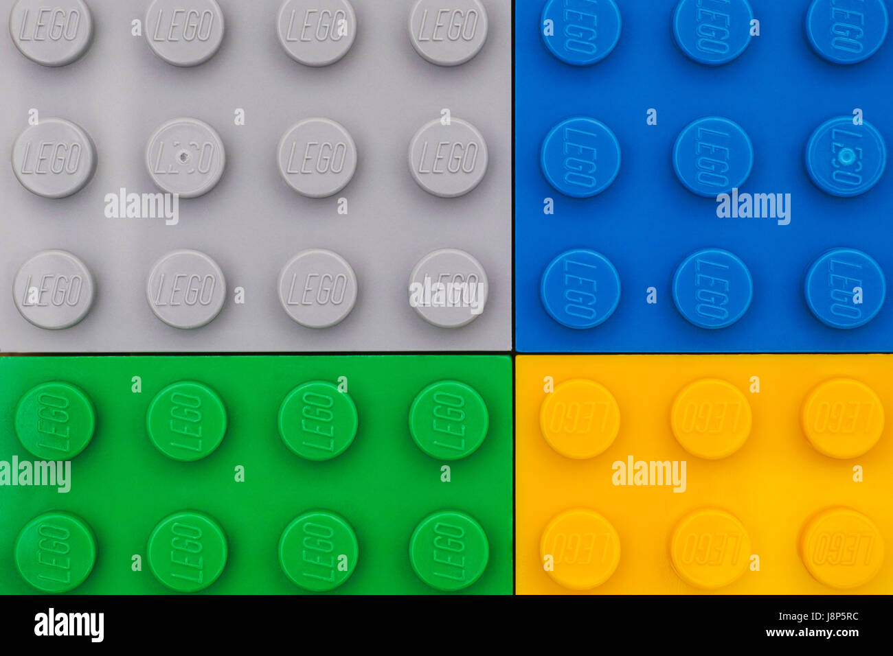Tambov, Federazione Russa - Luglio 24, 2016 quattro piastre di base Lego - grigio, blu, giallo, verde. Full frame. Studio shot. Foto Stock