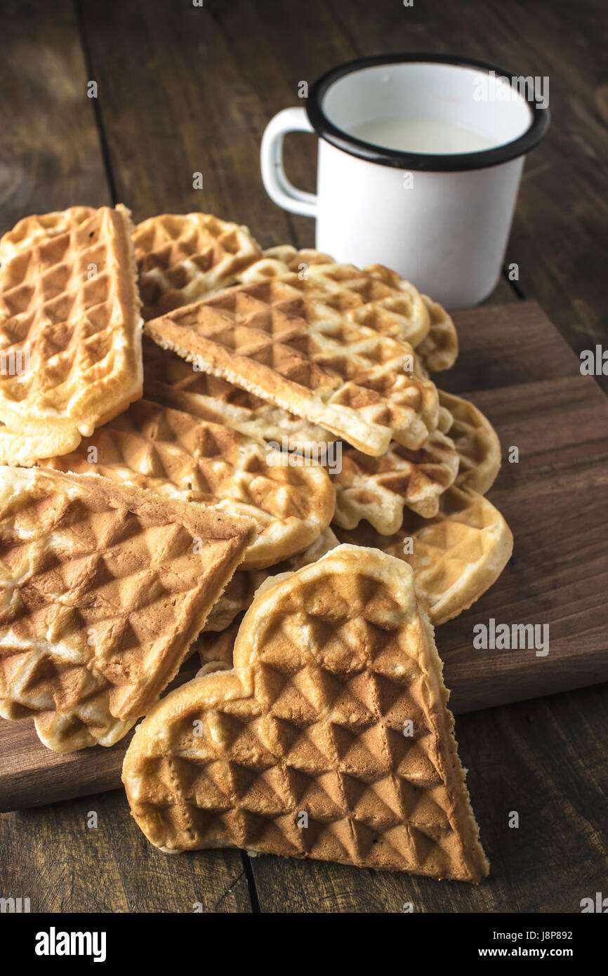 A forma di cuore ad waffles fatti in casa sulla scrivania in legno Foto Stock
