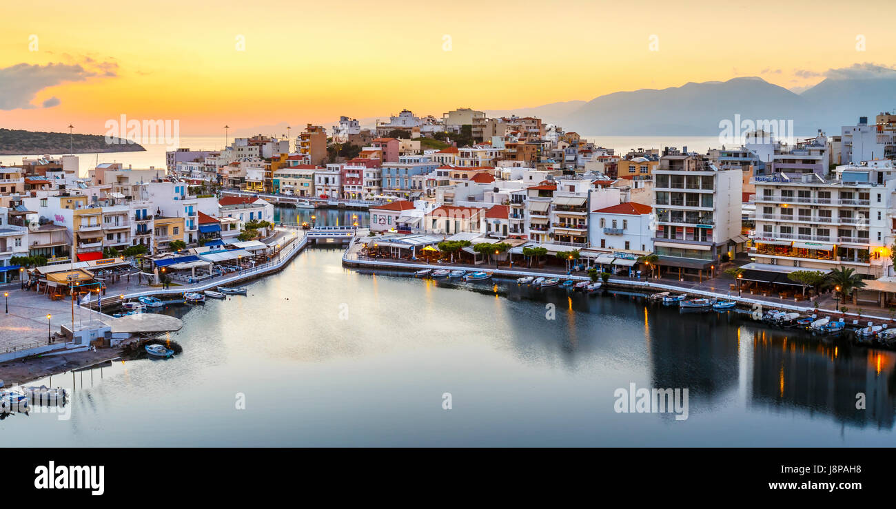 Vista di Agios Nikolaos e il suo porto, Creta, Grecia. Foto Stock