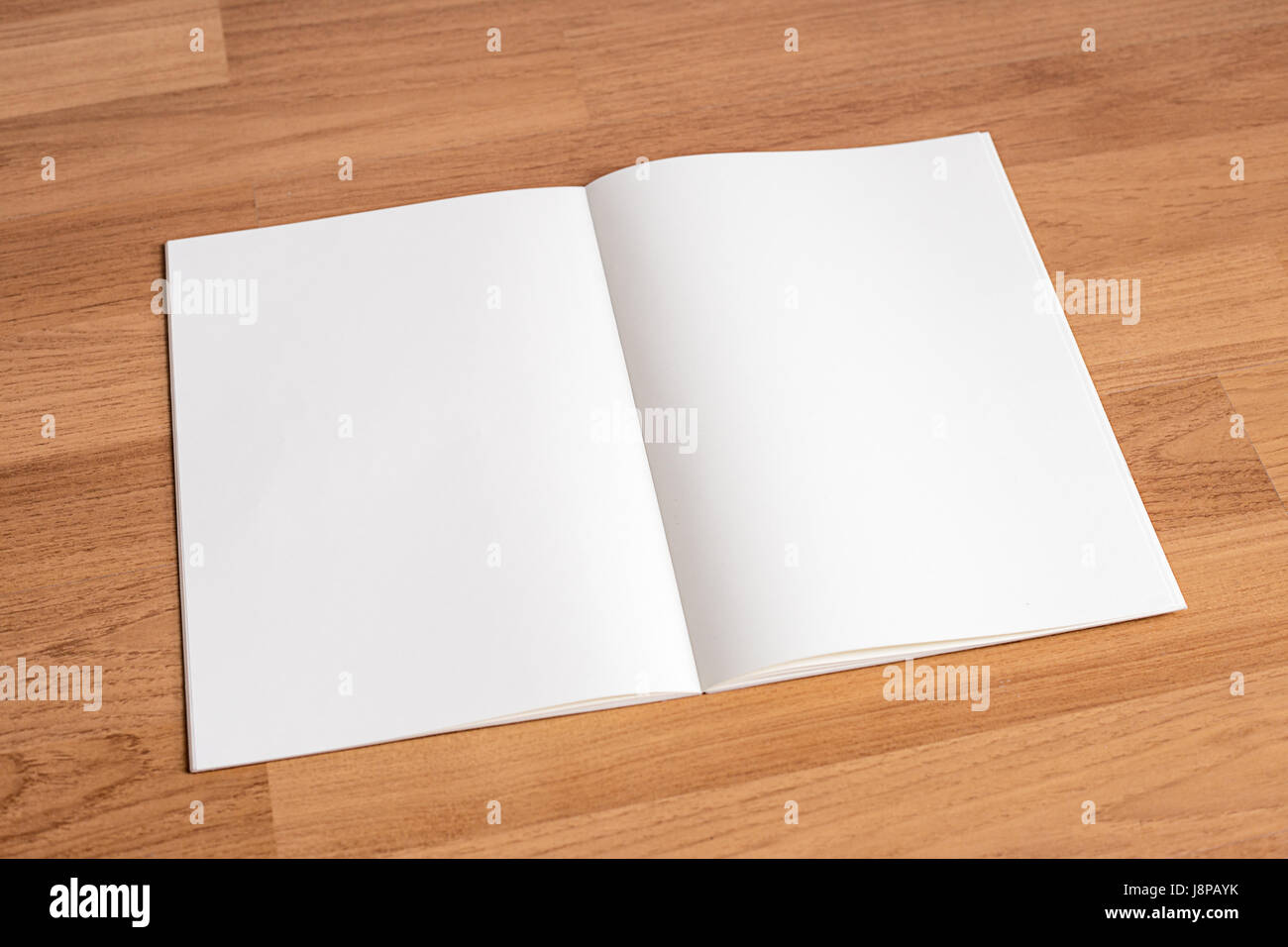 Catalogo vuoto e prenota , riviste,prenota mock up su uno sfondo di legno Foto Stock