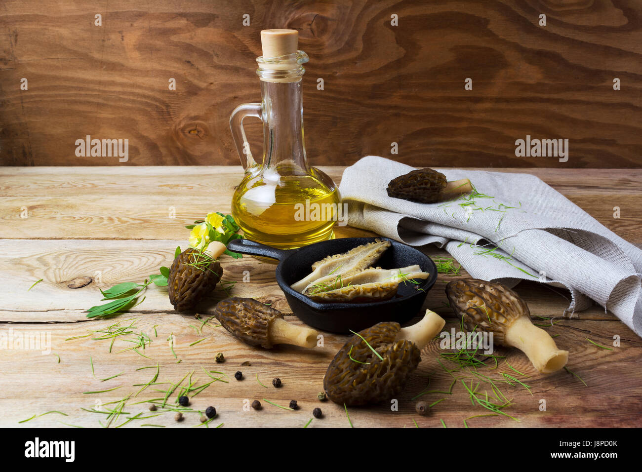 Nero spugnole in padella su legno rustico sfondo. Mangiare sano cibo vegetariano. Foto Stock
