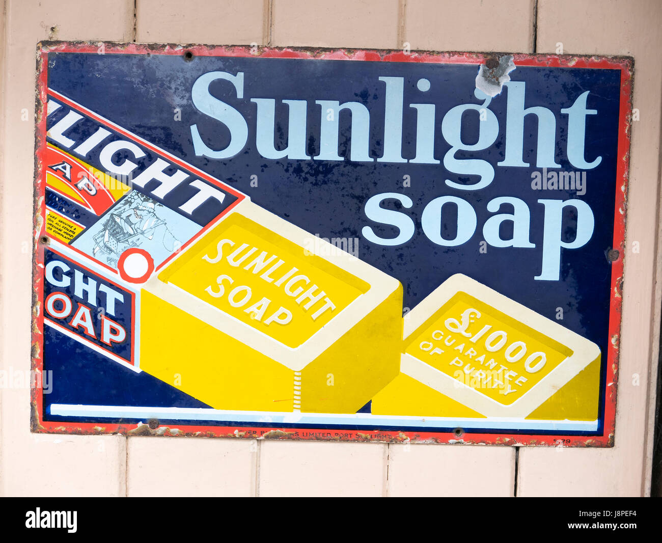 Vecchio annuncio di metallo per la luce del sole il sapone nel Regno Unito Foto Stock