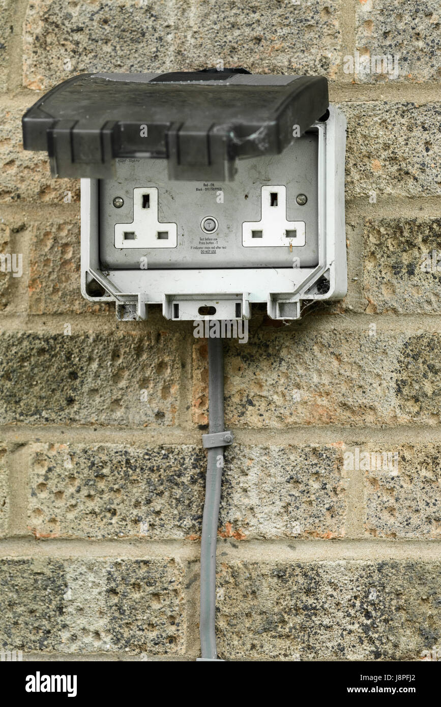 Un doppio punto tre electic presa sulla parete esterna di una casa. Foto Stock