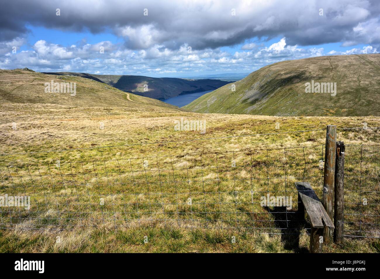 Stile in legno e recinto di filo sulla sede di Adam Foto Stock