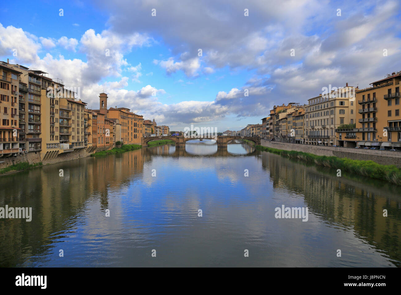 Il fiume Arno e il Ponte a Santa Trinita dal Ponte Vecchio, Firenze, Toscana, Italia, Europa. Foto Stock