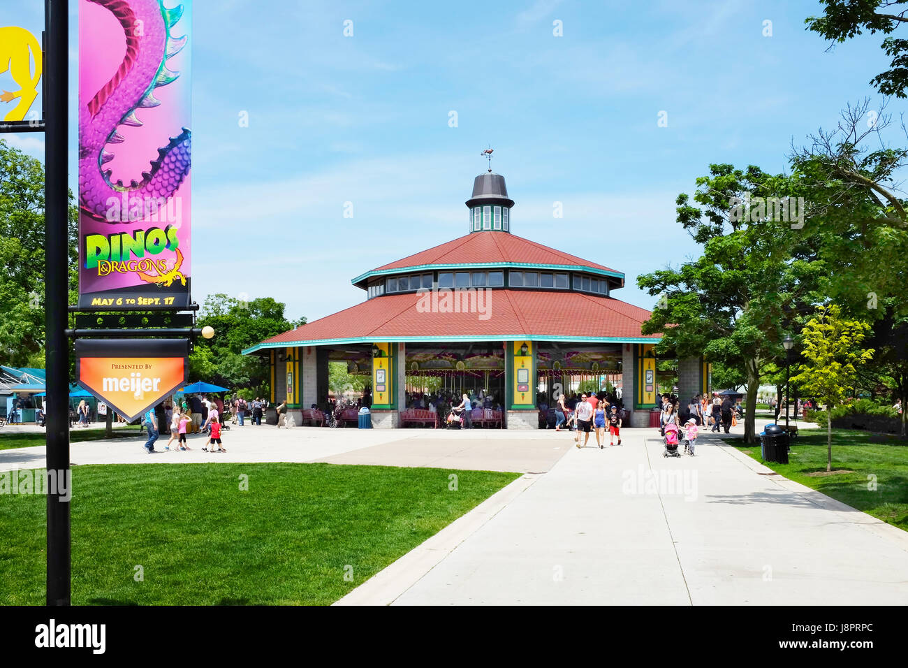 BROOKFIELD, Illinois - 27 Maggio 2017: la giostra a Brookfield Zoo. La corsa è famosa attrazione del parco con le famiglie e i bambini. Un banner un Foto Stock