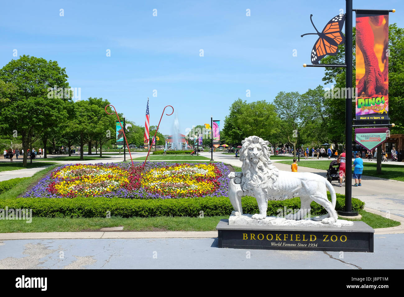 BROOKFIELD, Illinois - 27 Maggio 2017: Lion statua al Brookfield Zoo South Gate. Roosevelt Fontana e la giostra sono in background Foto Stock