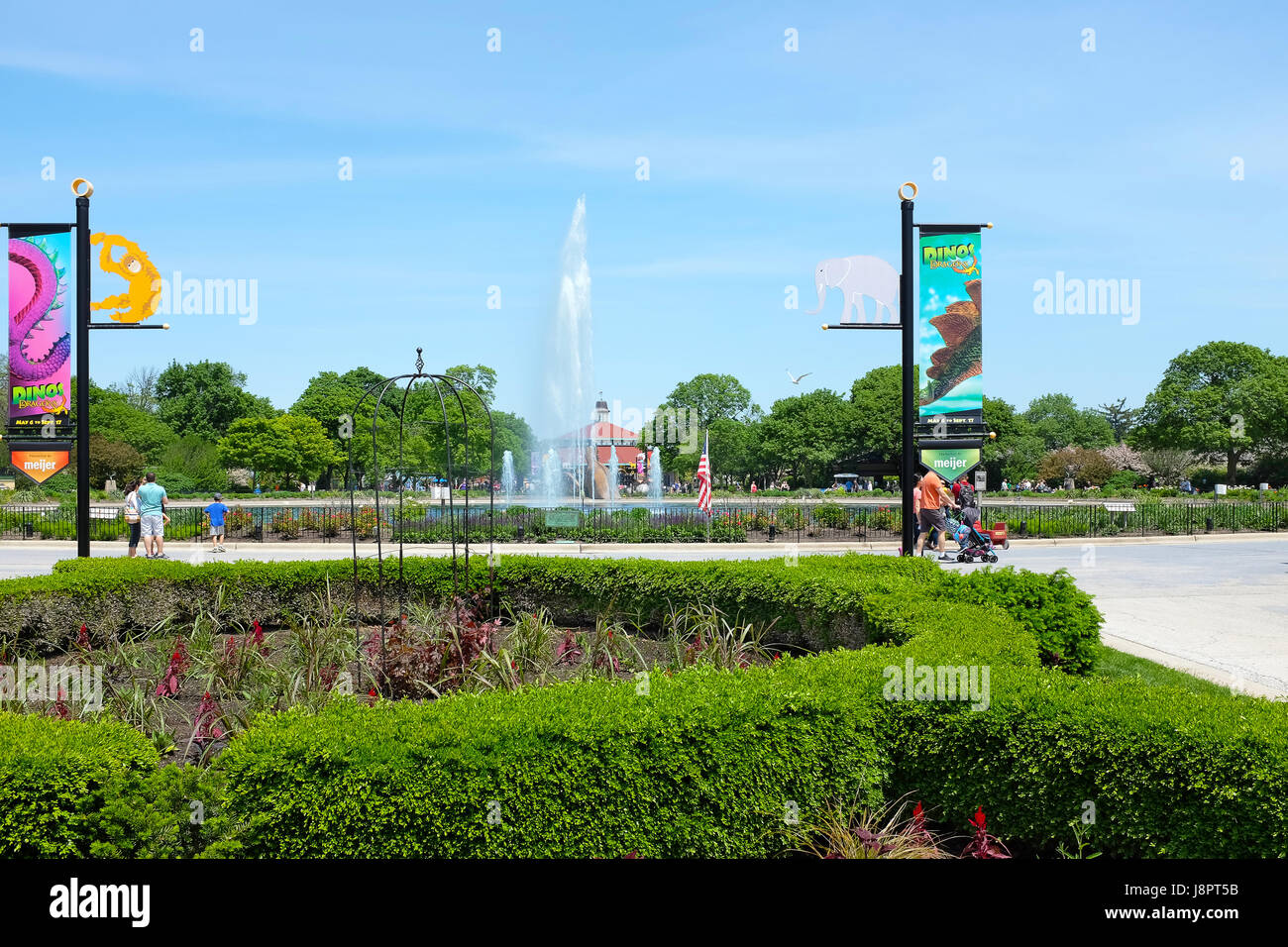 BROOKFIELD, Illinois - 27 Maggio 2017: Roosevelt Fontana al Brookfield Zoo. Il primo piano mostra i banner per il Dinos presentano e in backgroun Foto Stock