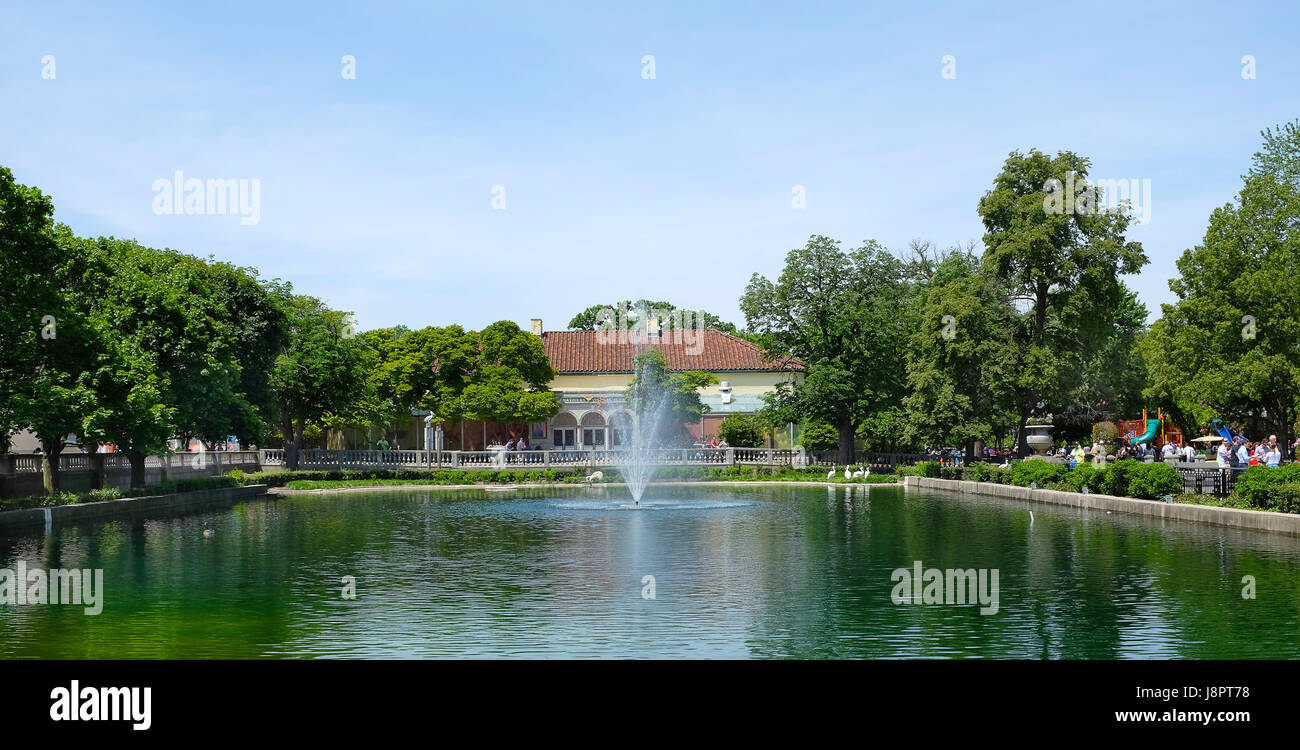 BROOKFIELD, Illinois - 27 Maggio 2017: piscina formale al Brookfield Zoo. Anatre e oche e pellicani frequenti la piscina tutto l'anno. Foto Stock