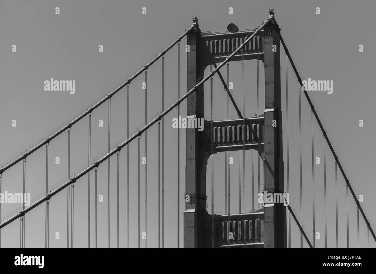 Un'immagine ravvicinata presso le strutture dell'iconico Golden Gate Bridge a San Francisco, Stati Uniti d'America Foto Stock