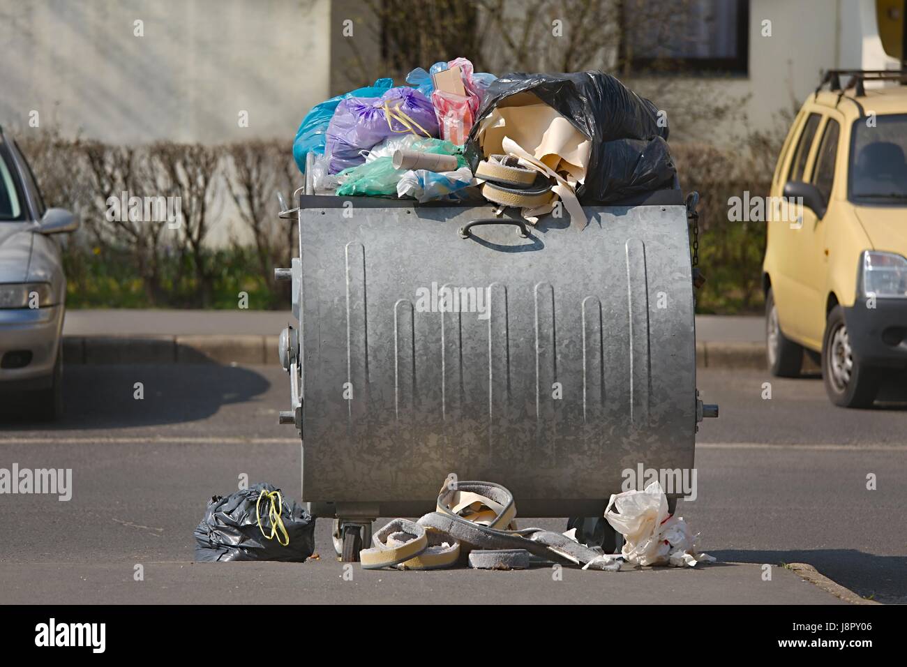 Garbage contenitore pieno, traboccante Foto Stock